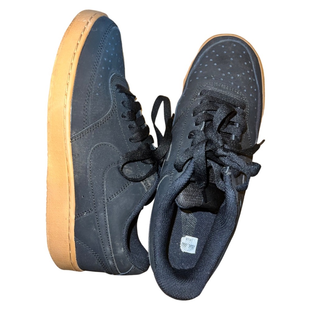 Black/wheat Nikes